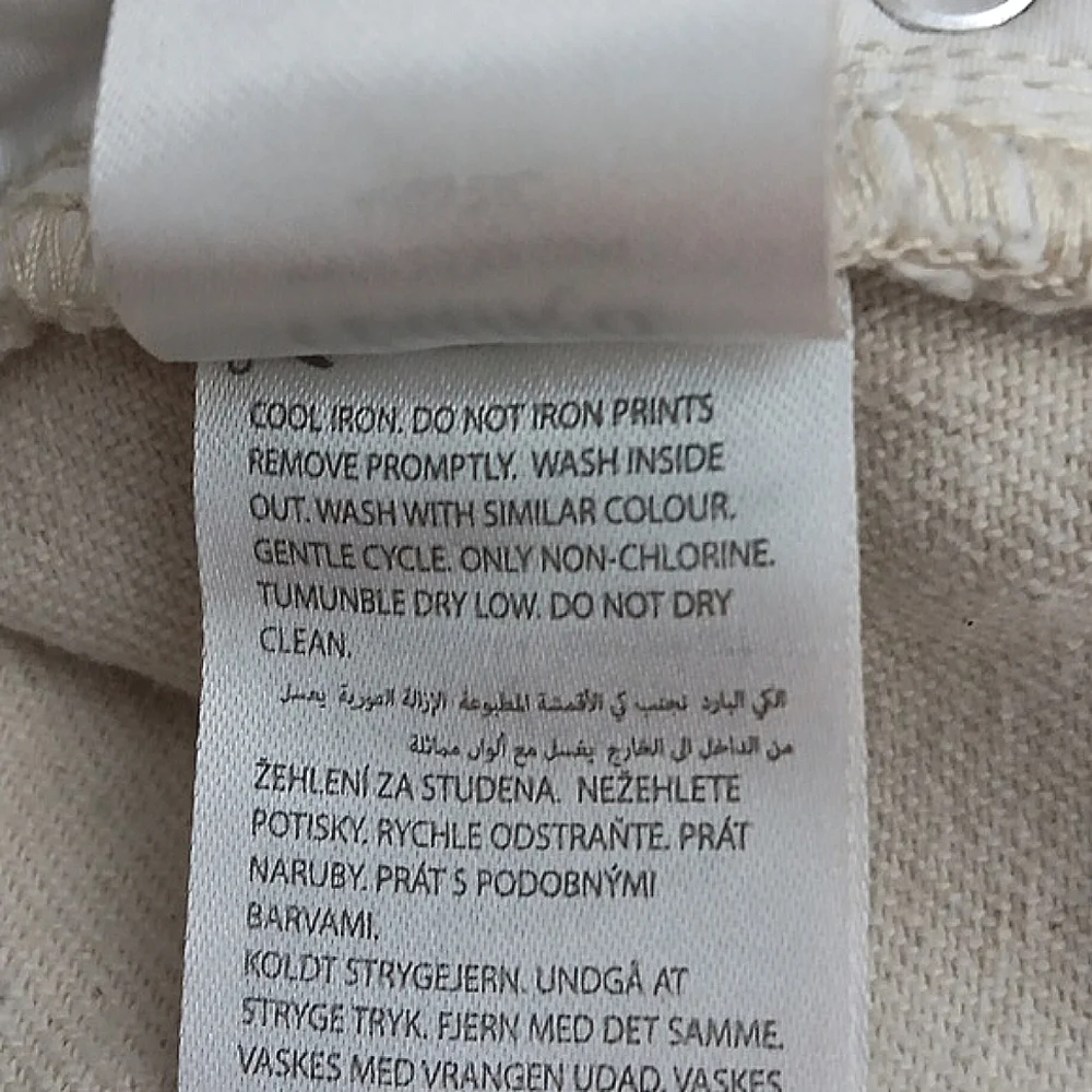 Adika Jeans Women's Size Medium Cream‎ Colored Wide Leg Jeans Raw Hem Pre-owned